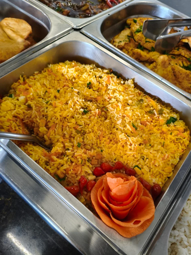 Refeição servida em buffet corporativo